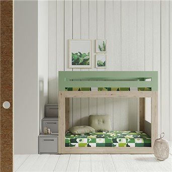 Habitación infantil con cama litera, armario y escritorio.